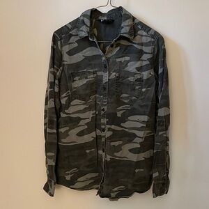 🏷️ 2/$20 Express Camo Button-down Tunic Shirt